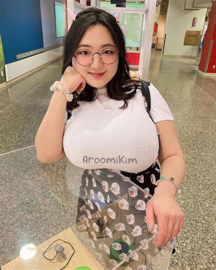Aroomi Kim: The Rising Star in the Entertainment Industry