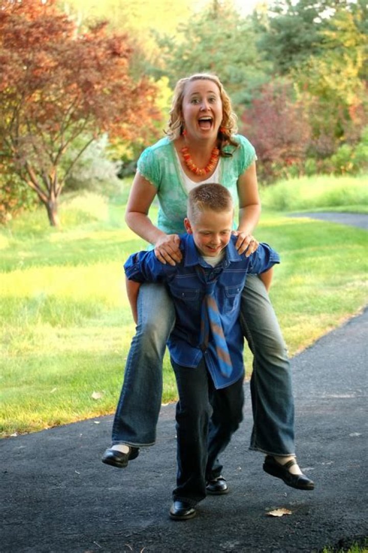 Buskar Kid and His Mom on CCTV: The Heartwarming Story That Touched the World