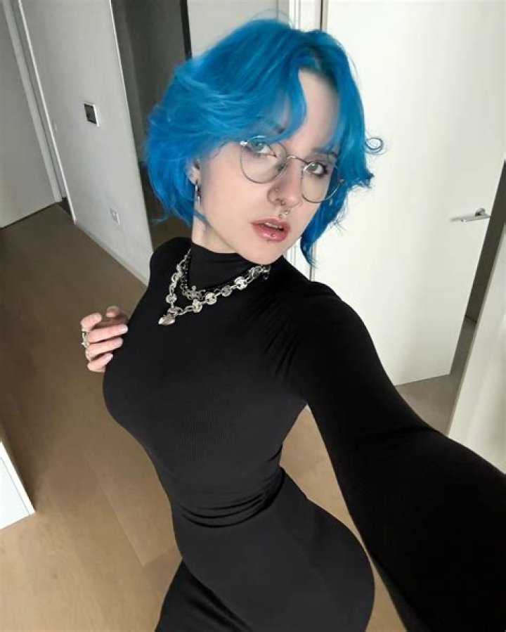 Discovering Lyra Crow: A Look at the Digital Creator and Artist