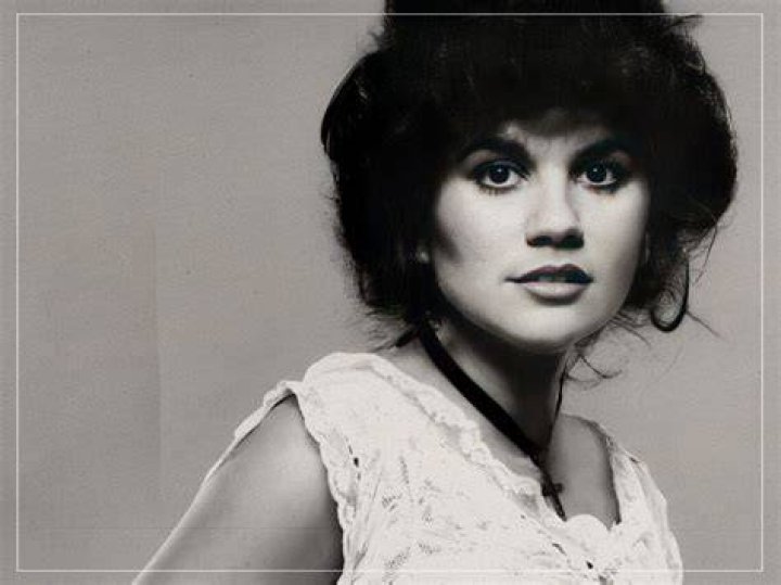 How Old is Linda Ronstadt? A Comprehensive Look at Her Life and Legacy