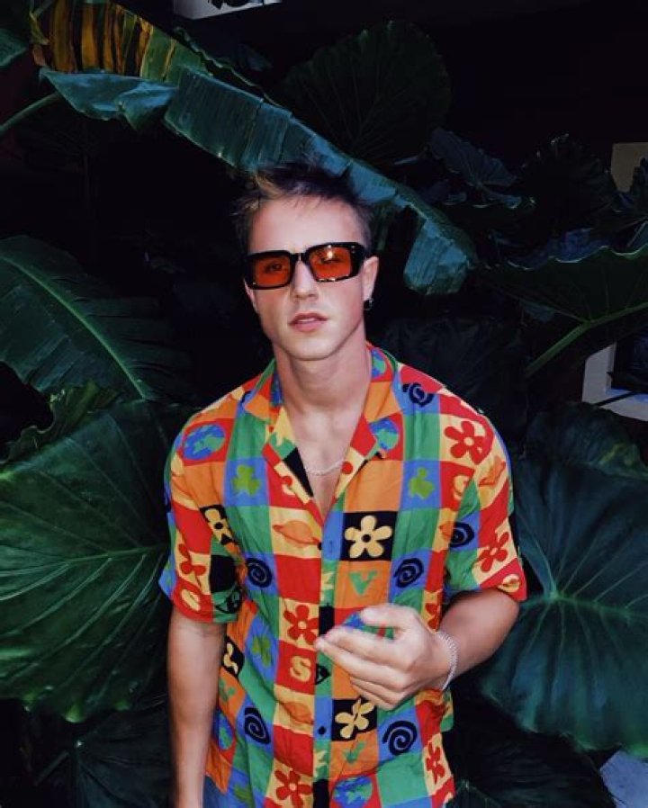 Leon Waltz: The Essence of Modern Sophistication and Charisma