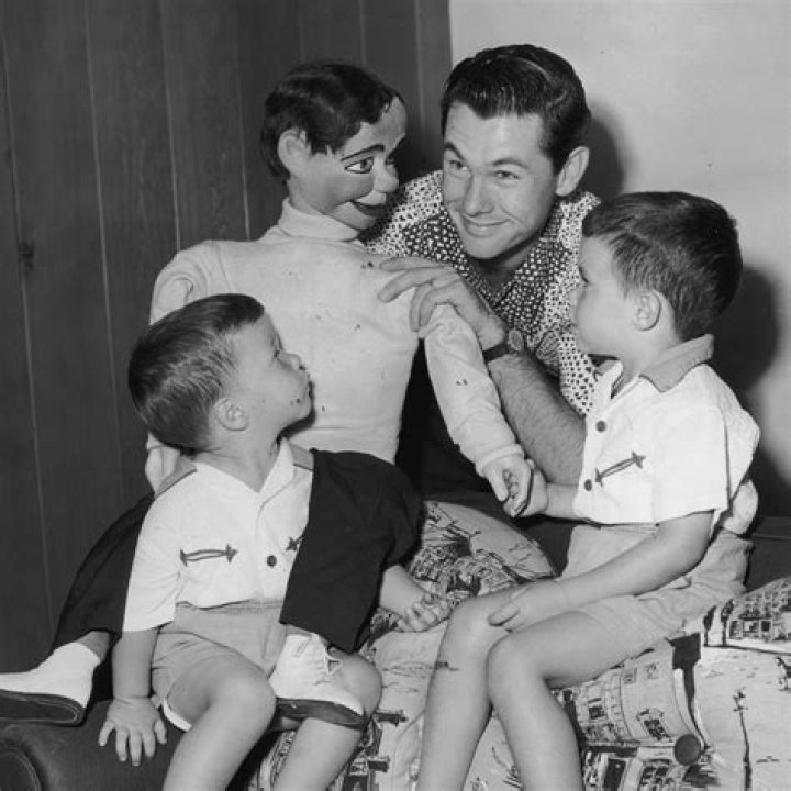 The Enduring Curiosity: Finding `pictures of Johnny Carson's sons today` and Their Lives Now